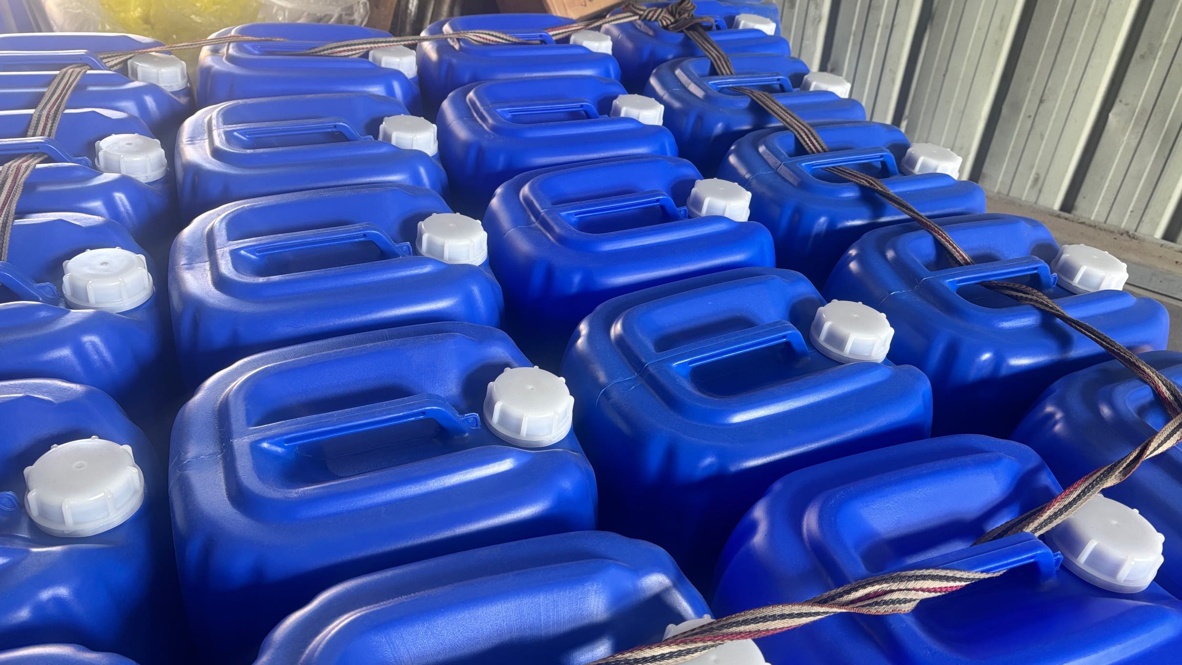 农药化学“泡沫克星”有多关键？山东消泡剂厂家：关乎品质、产能与市场突围